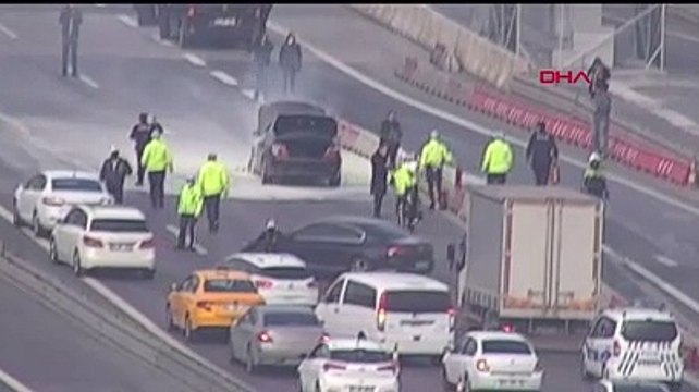 15 Temmuz Şehitler Köprüsü girişinde otomobil yandı, trafik oluştu