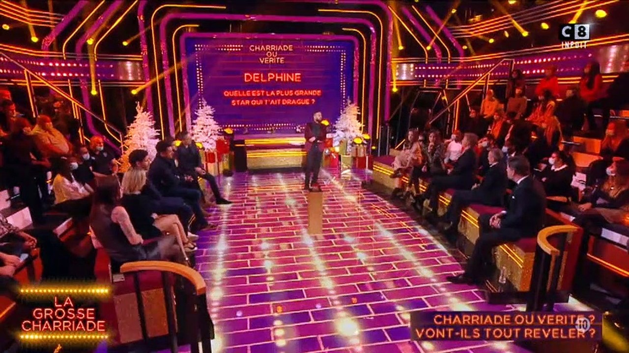 Delphine Wespiser dans "La Grosse Charriade" sur C8