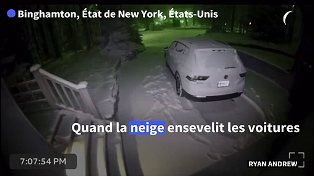 États-Unis: de fortes chutes de neige recouvrent une voiture lors d'une tempête hivernale