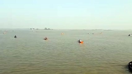 700 नाव पानी में एक साथ मछली पकड़ने के लिए उतरी