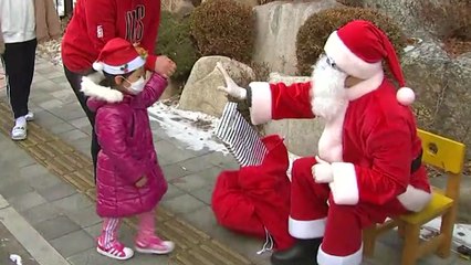 '비대면' 크리스마스 깜짝 선물..."내년엔 안아줄 수 있길" / YTN