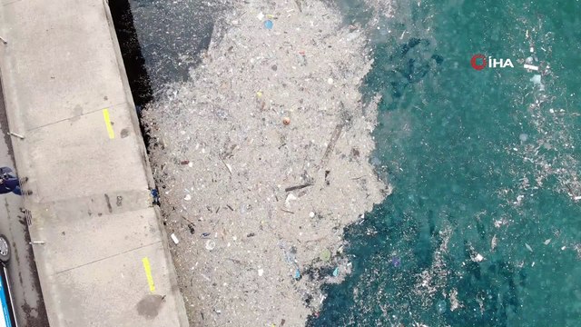 Sokağa çıkma kısıtlamasında İstanbul Boğazı’nda çöp adaları oluştu