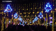 شاهد: حشود من الزوار تشارك في مهرجان أضواء ديزني لعيد الميلاد في تايوان