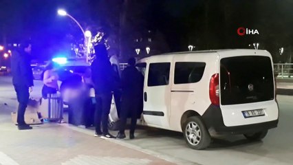 Gözaltına alınmamak için çırılçıplak soyundu