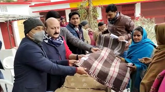 विधायक रोमी साहनी ने सम्पूर्णानगर में कम्बल वितरित किये