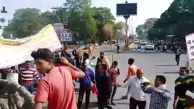 तीन दिन से धरने पर बैठे कर्मचारीयो का फूटा गुस्सा, ईलाइट चौराहे से निकाली रैली