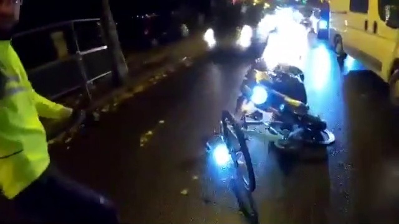Un motard s'emporte et emboutit un cycliste