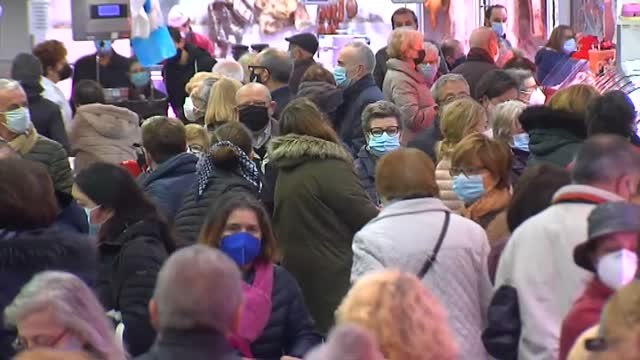 La Navidad más extraña: mercados llenos, celebraciones en solitario y videollamadas