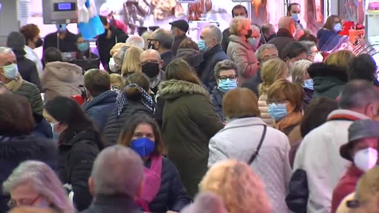 La Navidad más extraña: mercados llenos, celebraciones en solitario y videollamadas