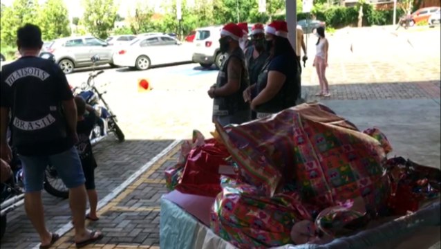 Papai Noel proporciona tarde especial para crianças internadas no Hospital Universitário