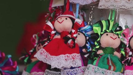 Muñecas otomíes se visten de navidad para superar crisis