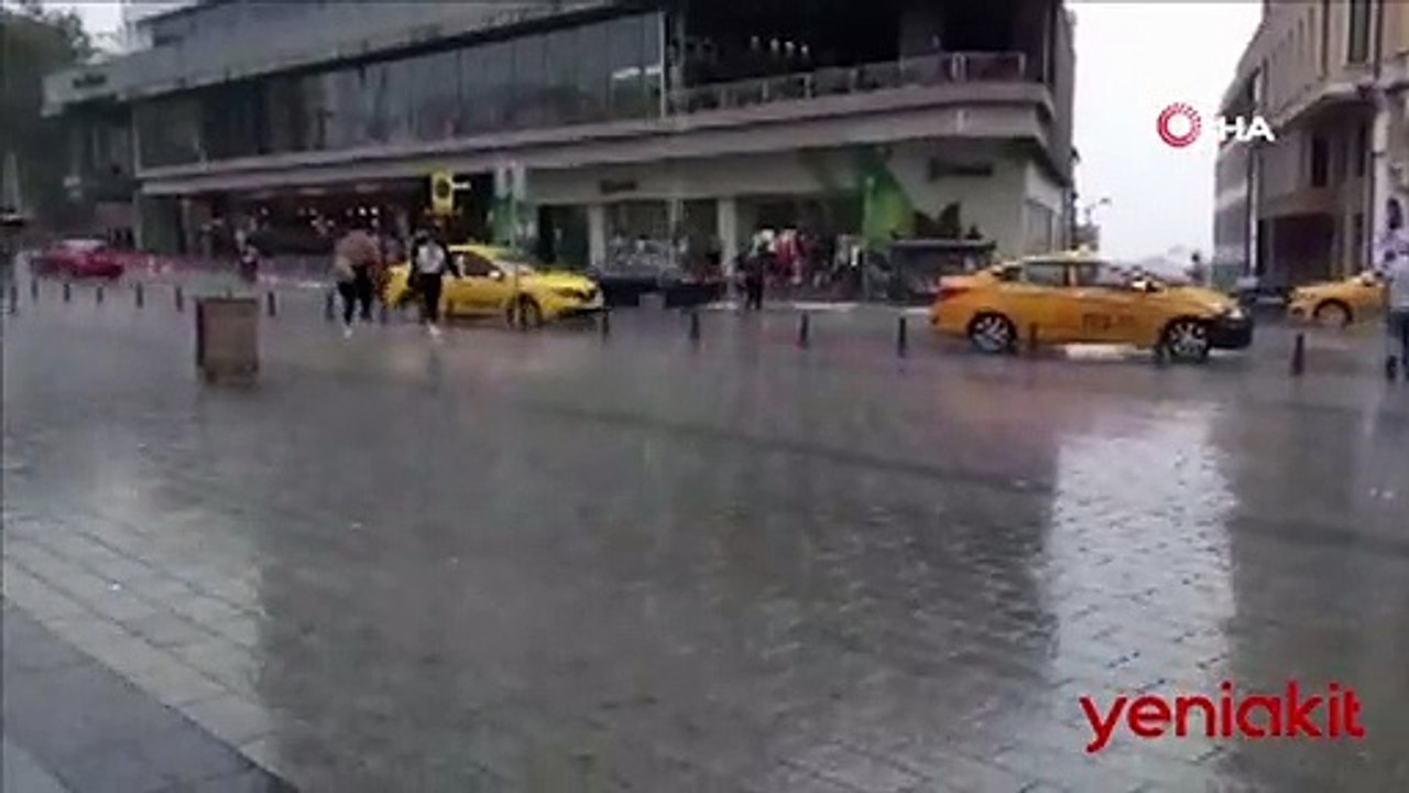 İstanbul'da şiddetli yağış! Motorlu kurye böyle devrildi
