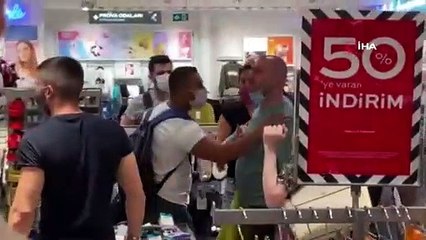 Giyim mağazasında sıra kavgası