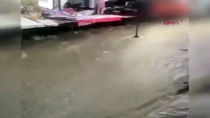 İstanbul'da korku dolu anlar! Semt pazarı su altında kaldı
