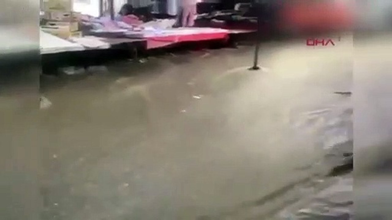 İstanbul'da korku dolu anlar! Semt pazarı su altında kaldı