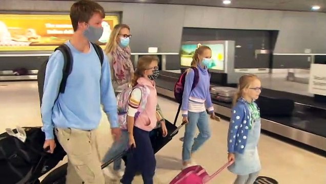 Victorian authorities considering calling all of Sydney a COVID hotspot