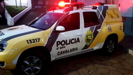 Rapaz de 26 anos quebra celular da ex e policiais a cavalo o perseguem no Centro de Cascavel