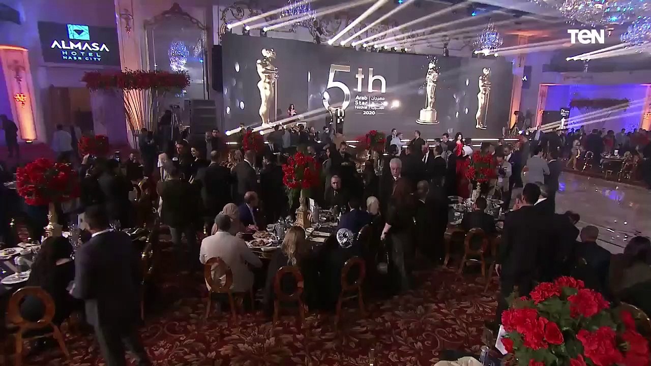 شاهد لحظة تكريم الفنان خالد سرحان بمهرجان نجم العرب 2020