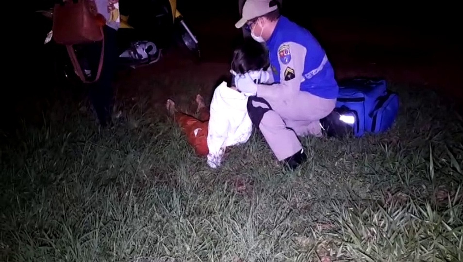 Mulher fica ferida ao cair de moto na marginal da BR-467, no Bairro São Cristóvão