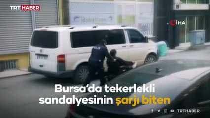 Bursa'da engelli kişiye polisten yardım eli