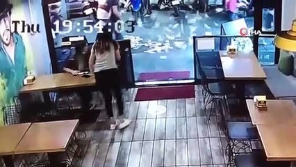 ‘Avanak Apdi' filmi gerçek oldu, caddeye para saçtı