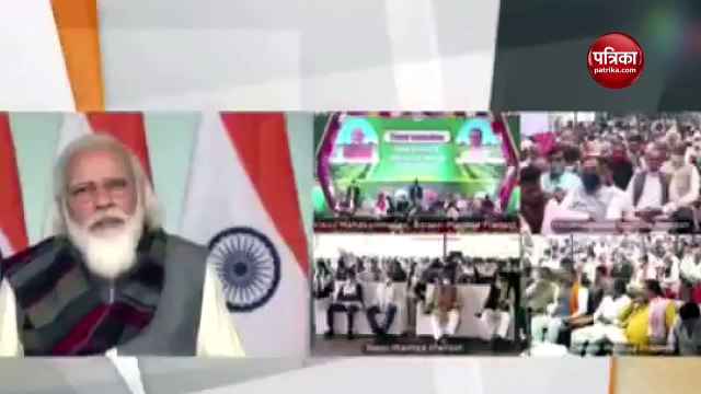 किसानों से संवाद करने पीएम मोदी खुद मैदान में उतरे।