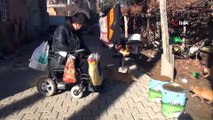 Engelli genç, sokağa çıkma kısıtlamasında sokak hayvanlarını besliyor