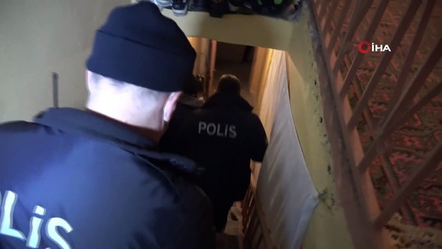 Çatıdan çatıya kaçmaya çalışan hırsız, polise yakalanınca ağladı