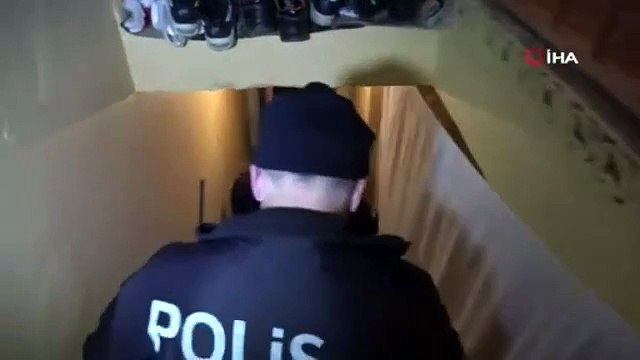 Çatıdan çatıya kaçmaya çalışan hırsız, polise yakalanınca ağlamaya başladı
