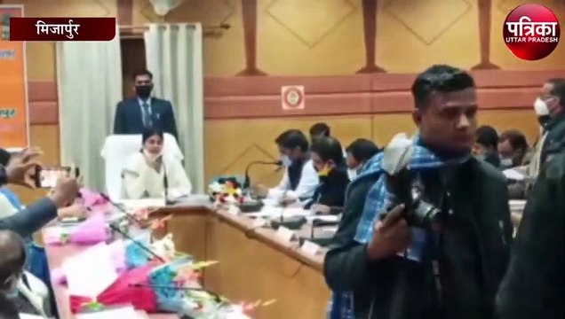 पूर्व केंद्रीय मंत्री व संसाद अनुप्रिया पटेल ने लगाई अधिकारियों की क्लास