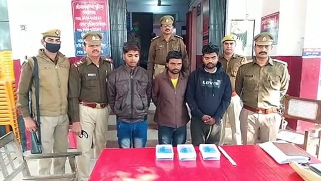इकदिल पुलिस ने बीती रात को 11 मोबाइल के साथ तीन चोरों को किया गिरफ्तार