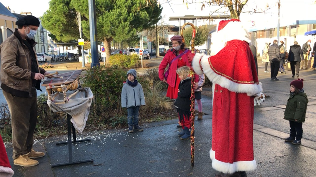 Le Père Noël de passage devant la gare
