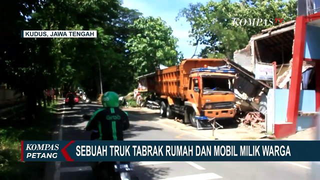 Hilang Kendali, Sebuah Truk Tabrak Rumah dan Mobil Milik Warga