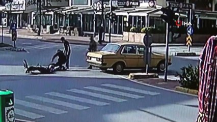 Bomboş bulvarda birbirlerine girdiler, motosiklet sürücüsü ölümden döndü...Kaza anı kamerada