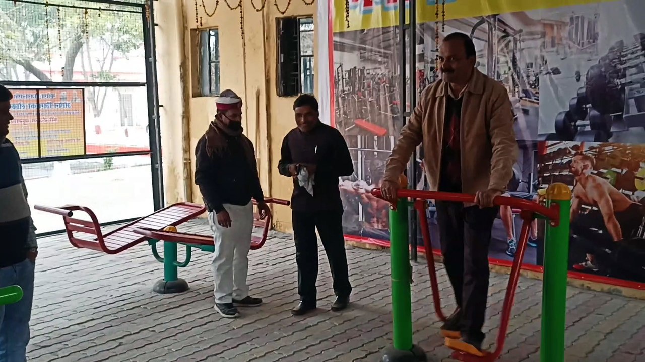 ओपन जिम में एसडीएम ने की जिमिंग, फिटनेस बनाने के लिए कसरत भी की