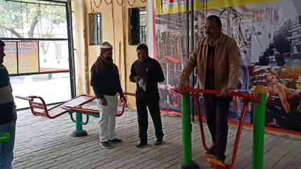 ओपन जिम में एसडीएम ने की जिमिंग, फिटनेस बनाने के लिए कसरत भी की