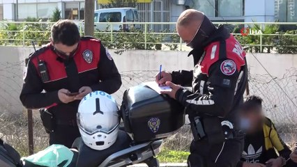 Kısıtlama ihlalinin ceza makbuzunu elleri kelepçeli imzaladılar