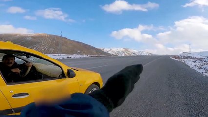 Bisikletlinin yokuşta zorlandığını görünce, yardım talebinde bulunan güzel yürekli taksici emmi