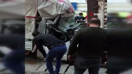 Mersin'de boş yolda kaza...Şoför sürücü kabinine sıkıştı