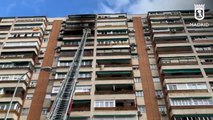 Bomberos extinguen un incendio en un edificio en Fuencarral-El Pardo