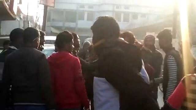 महिला के कुंडल छीन कर भाग रहे चोरों की ग्रामीणों ने की पिटाई