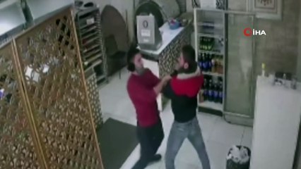 İş yerinden para çalan hırsızı yakalayıp dakikalarca boğuştu...O anlar kamerada