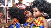 Un opérateur économique confectionne des poupées africaines pour les fêtes de Noël