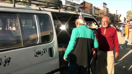 "مجانا".. سائق ميكروباص بدعم أضحاب المعاشات من خلال سيارته بموقف "الأربعين"