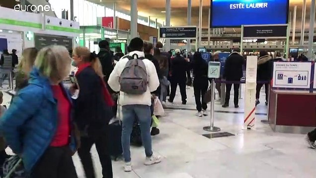 Nagy tömeg volt Párizs repterén az ünnepek előtti hétvégén