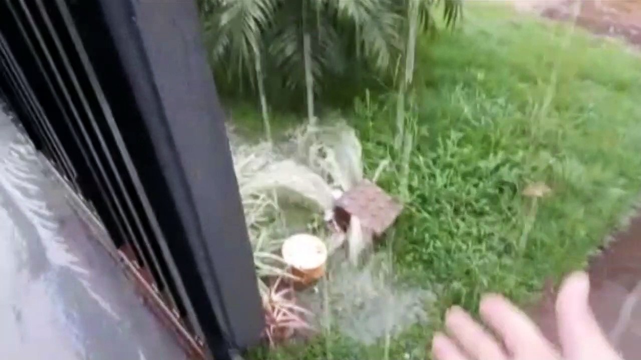 Faltando cinco dias para o Natal, morador reclama de esgoto transbordando