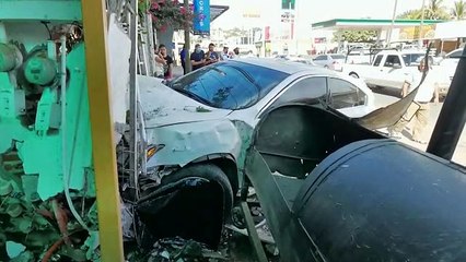 Auto se impacta en una vivienda, tras participar en una carambola en Culiacán