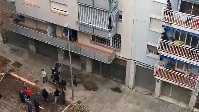 VEAN cómo unos vecinos de TARRASA se ven OBLIGADOS a DESALOJAR a unos OKUPAS por culpa de la INACCIÓN del GOBIERNO