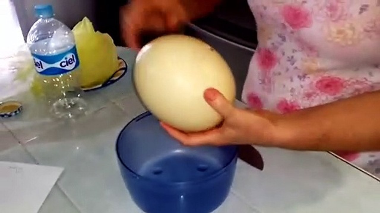 Elle prépare une petite omelette pour 10 avec u...