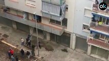 Vecinos de Tarrasa expulsan a los okupas de un piso entrando por el balcón con una escalera
